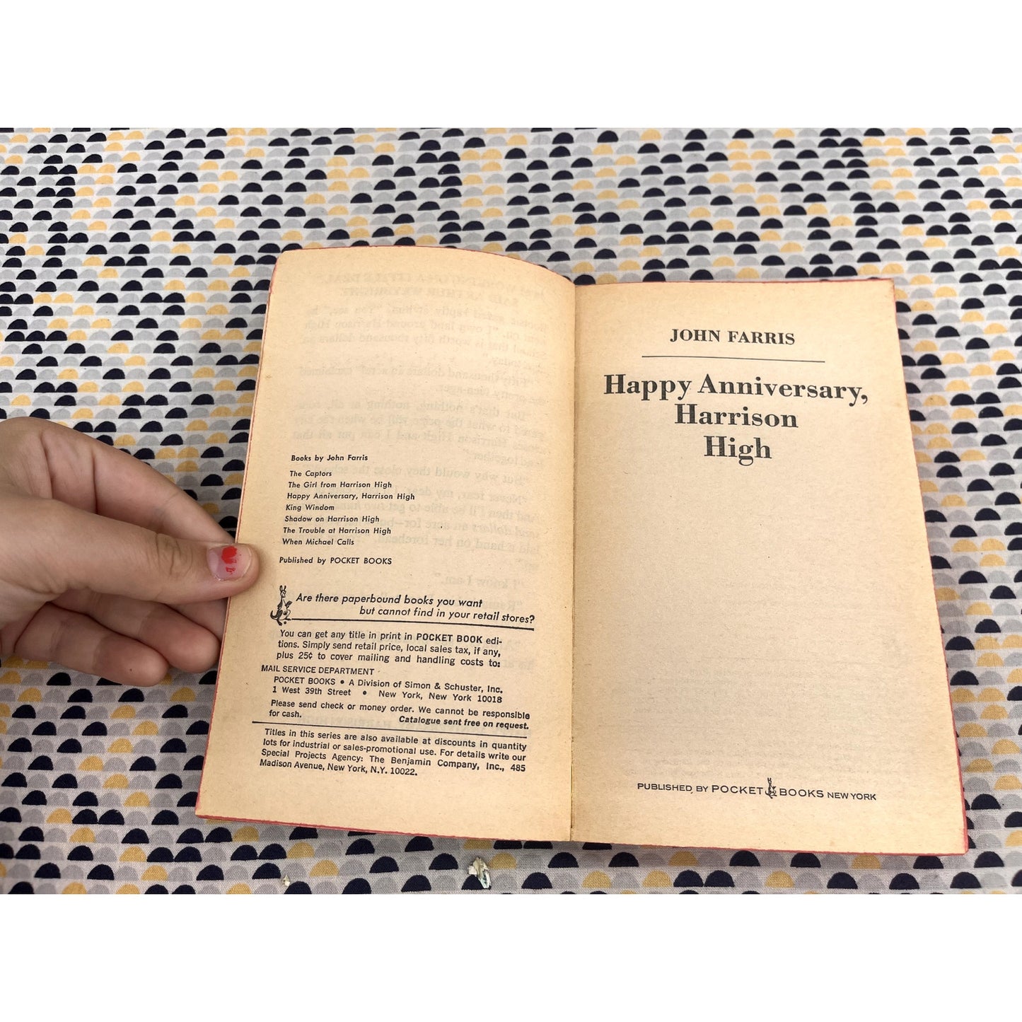 It Never Rains in Los Angeles- Charles Flowers. - Avon Books - Paperback