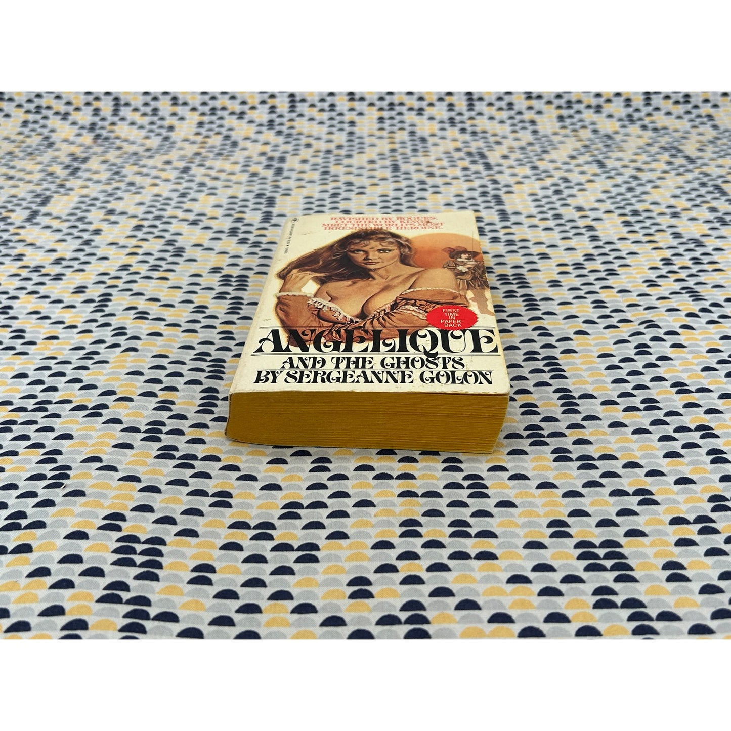 Angelique And The Ghosts - Sergeanne Golon - Bantam Books - Paperback