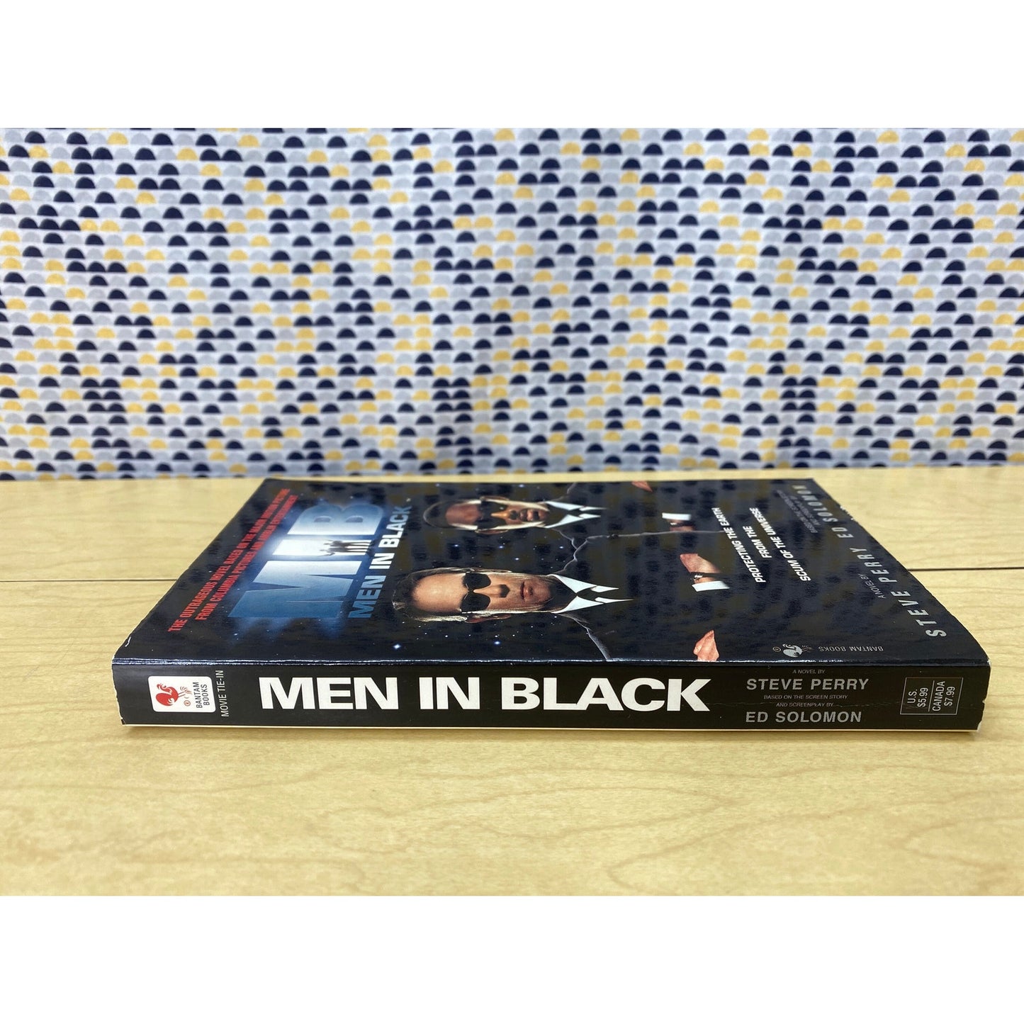 Men In Black - MIB - Steve Perry - Movie Tie-In Edition - Vintage Paperback Book - Bantam Books Edition