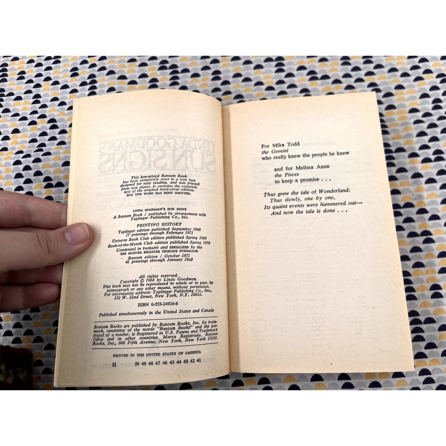 Linda Goodman's Sun Signs - Linda Goodman - Vintage Paperback Book - Taplinger Publishing Co., Inc. Edition