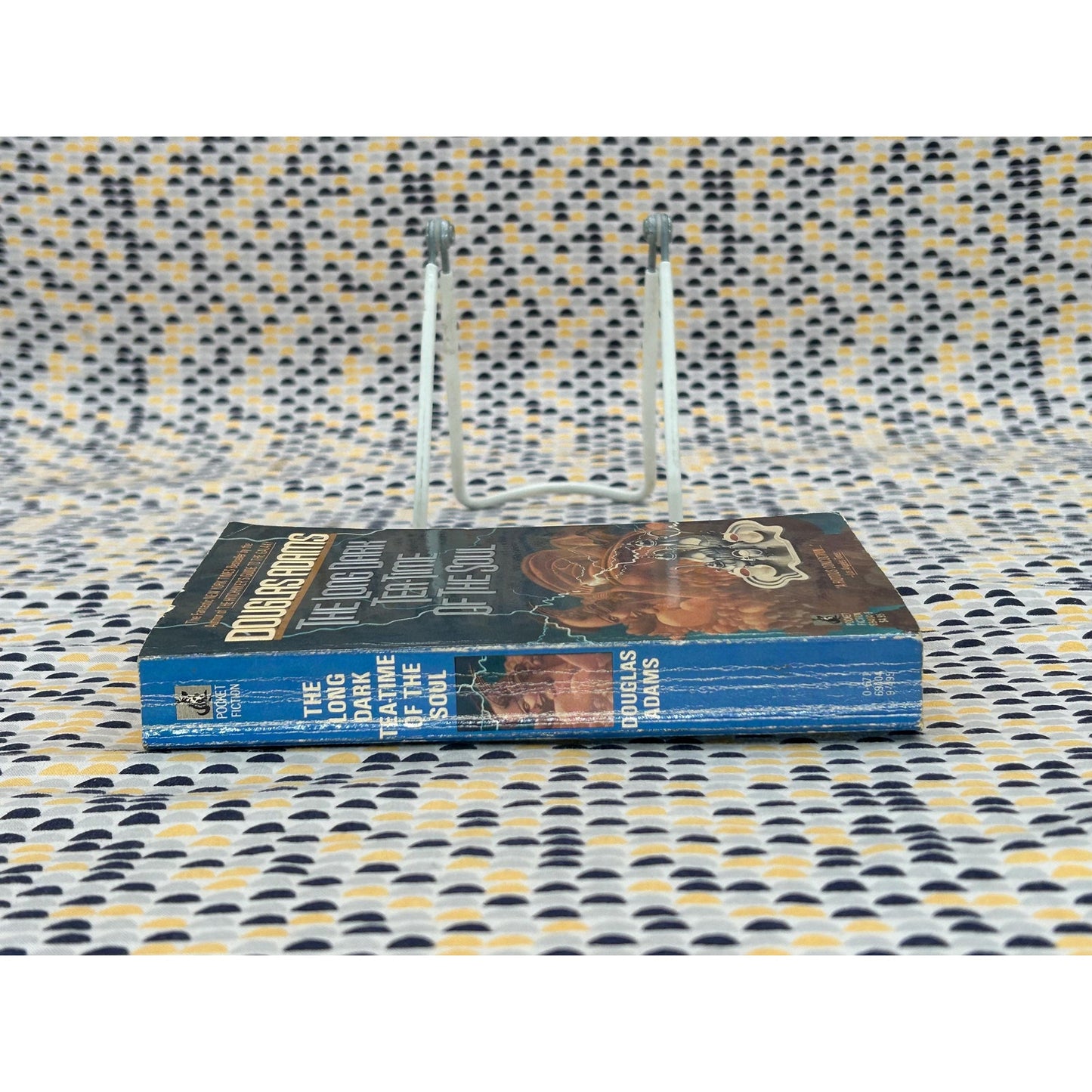 The Long Dark Tea-Time of the Soul - Douglas Adams - Vintage Paperback Book