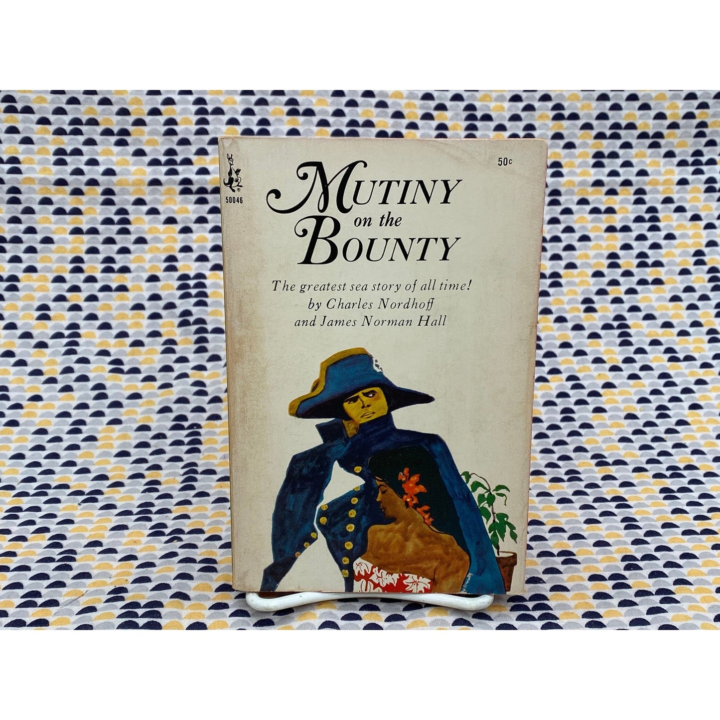 Mutiny of the Bounty - James Nordhoff and James Norman Hall - Vintage Paperback Book - 50 cent Pocket Books Edition