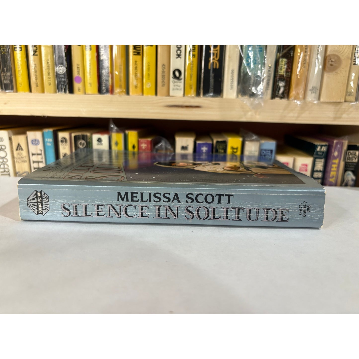 Silence In Solitude - Melissa Scott - Baen Books - Paperback