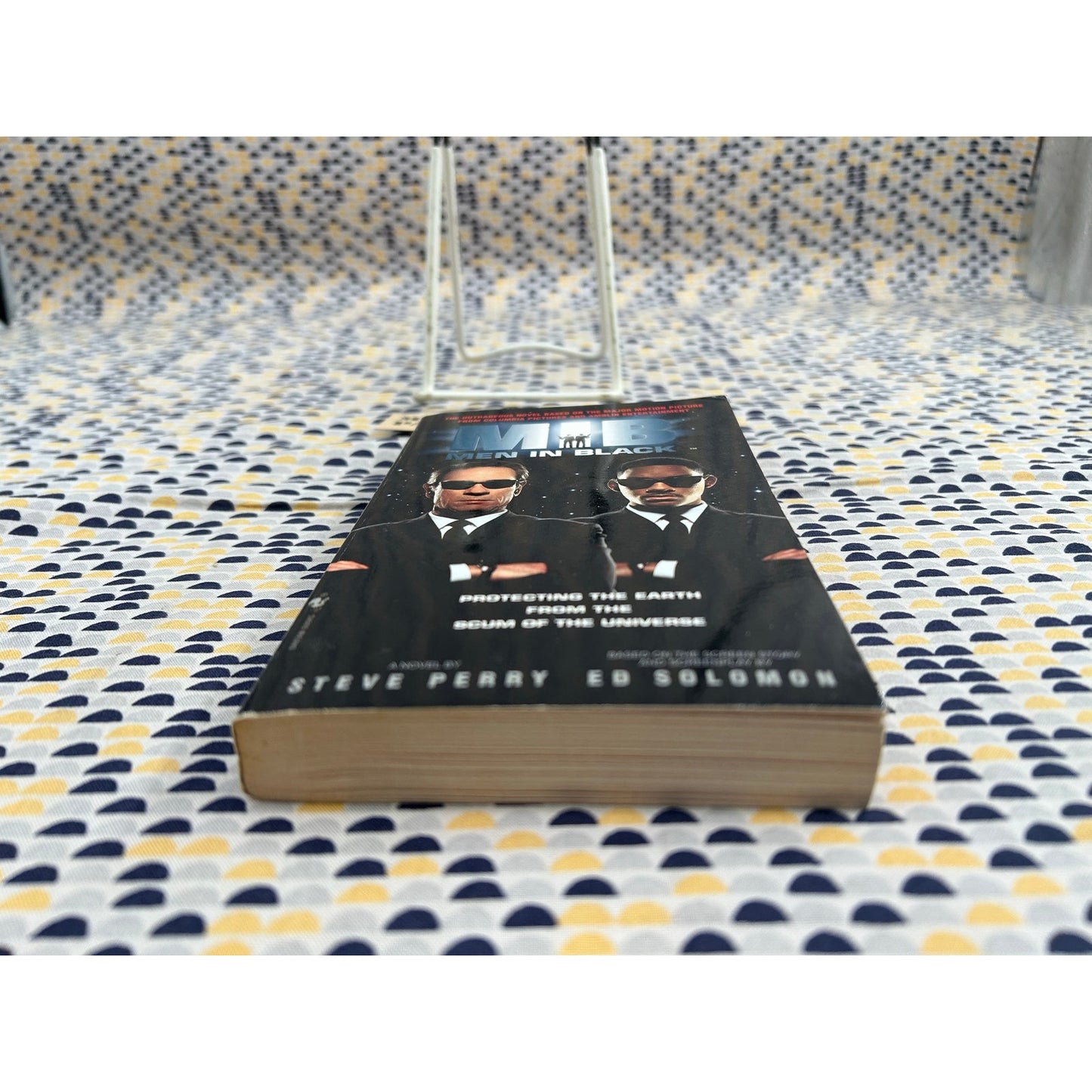 Men In Black - MIB - Steve Perry - Movie Tie-In Edition - Vintage Paperback Book - Bantam Books Edition