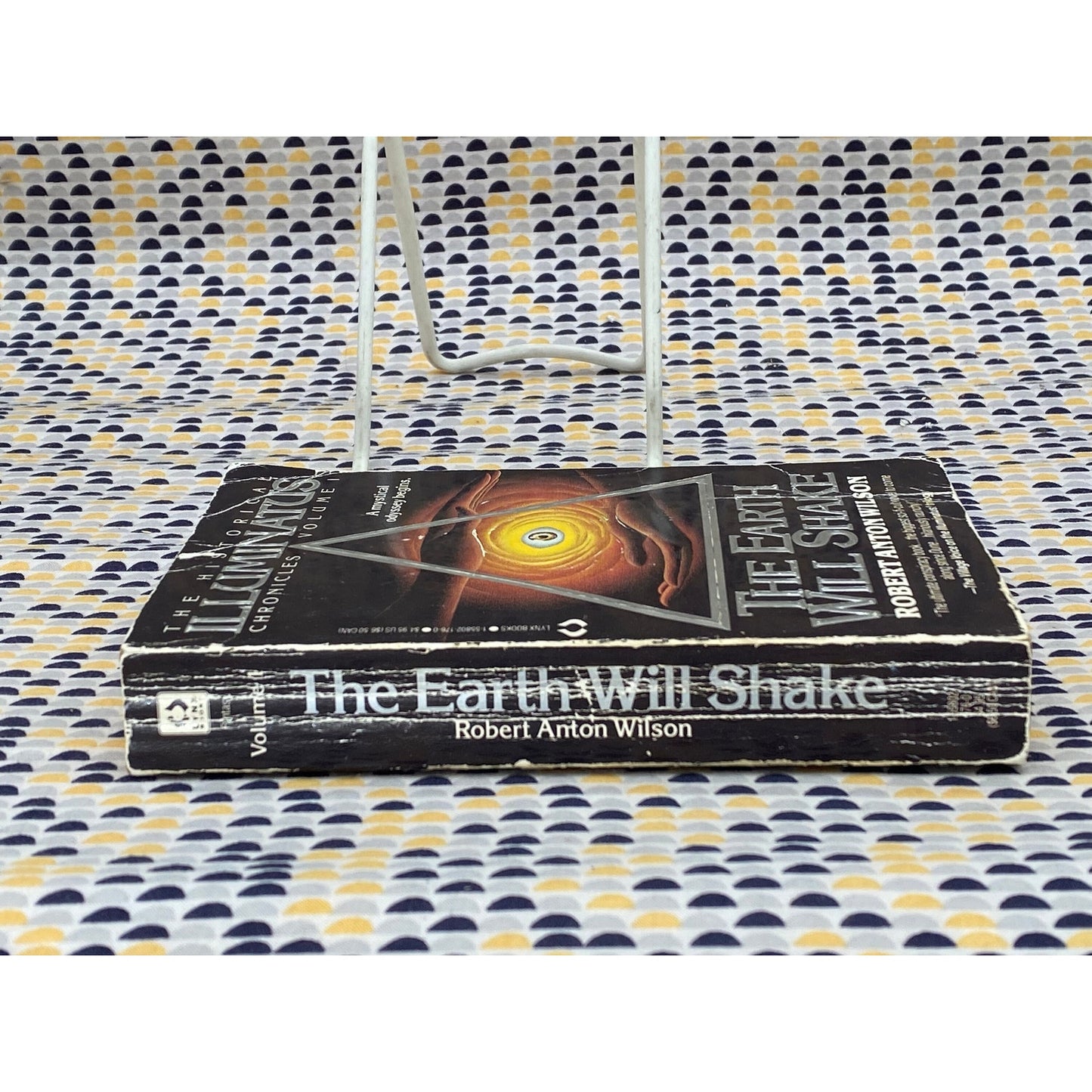 The Earth Will Shake - Robert Anton Wilson - Historical Illuminatus Chronicles