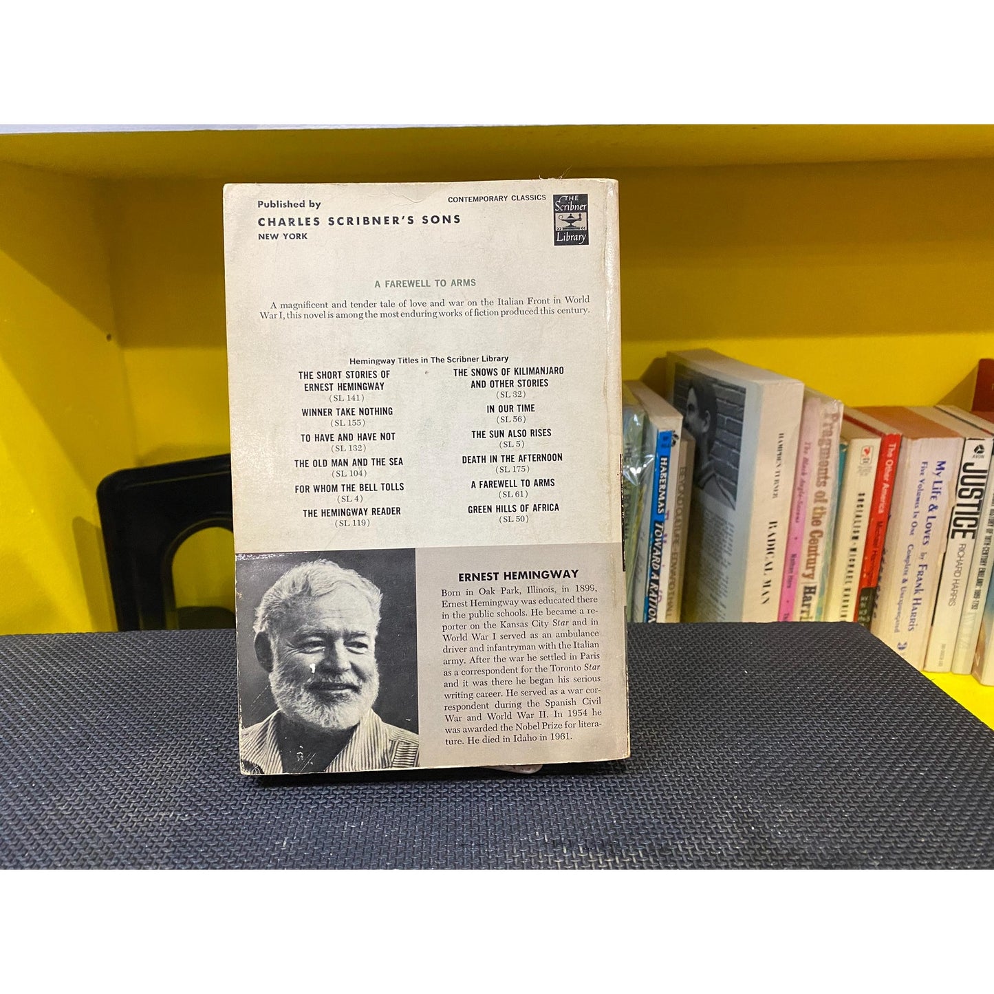 A Farewell to Arms - Ernest Hemingway - Vintage Paperback Book - Scribner Edition
