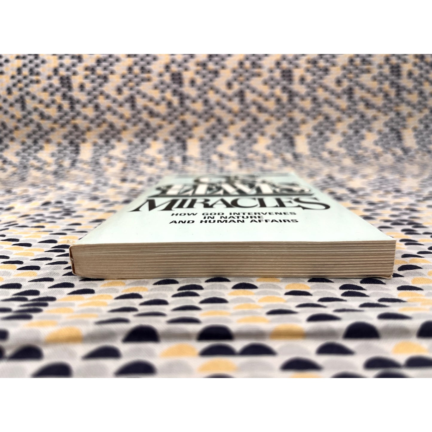 Miracles - C. S. Lewis - MacMillian Books - Paperback