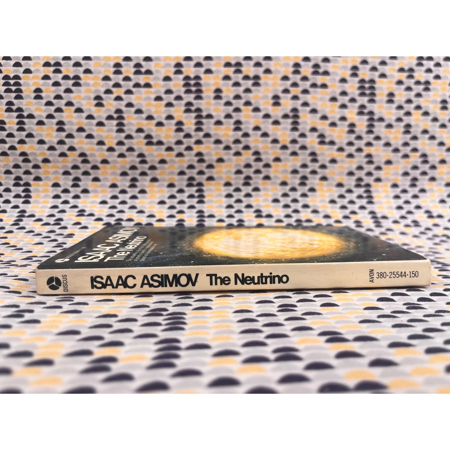 The Neutrino - Isaasc Asimov - Discus Books - Paperback