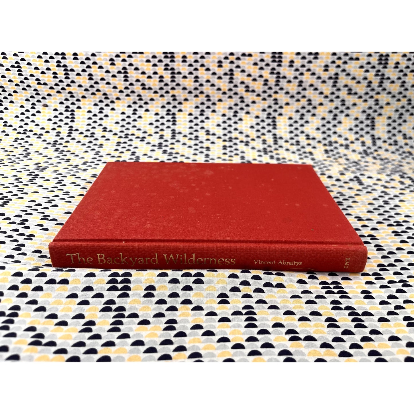 The Backyard Wilderness - Vincent Abraitys - Colombia Publishing - Hardcover