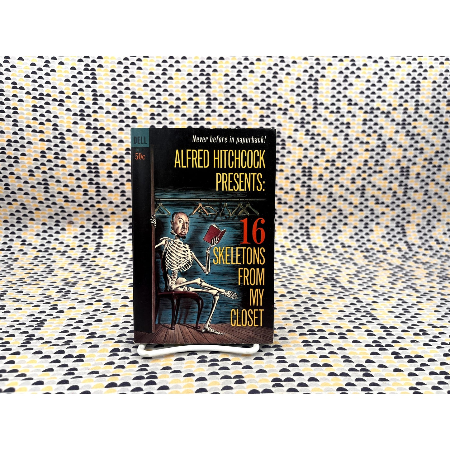 16 Skeletons From My Closet - Alfred Hitchcock - Dell Books - Paperback