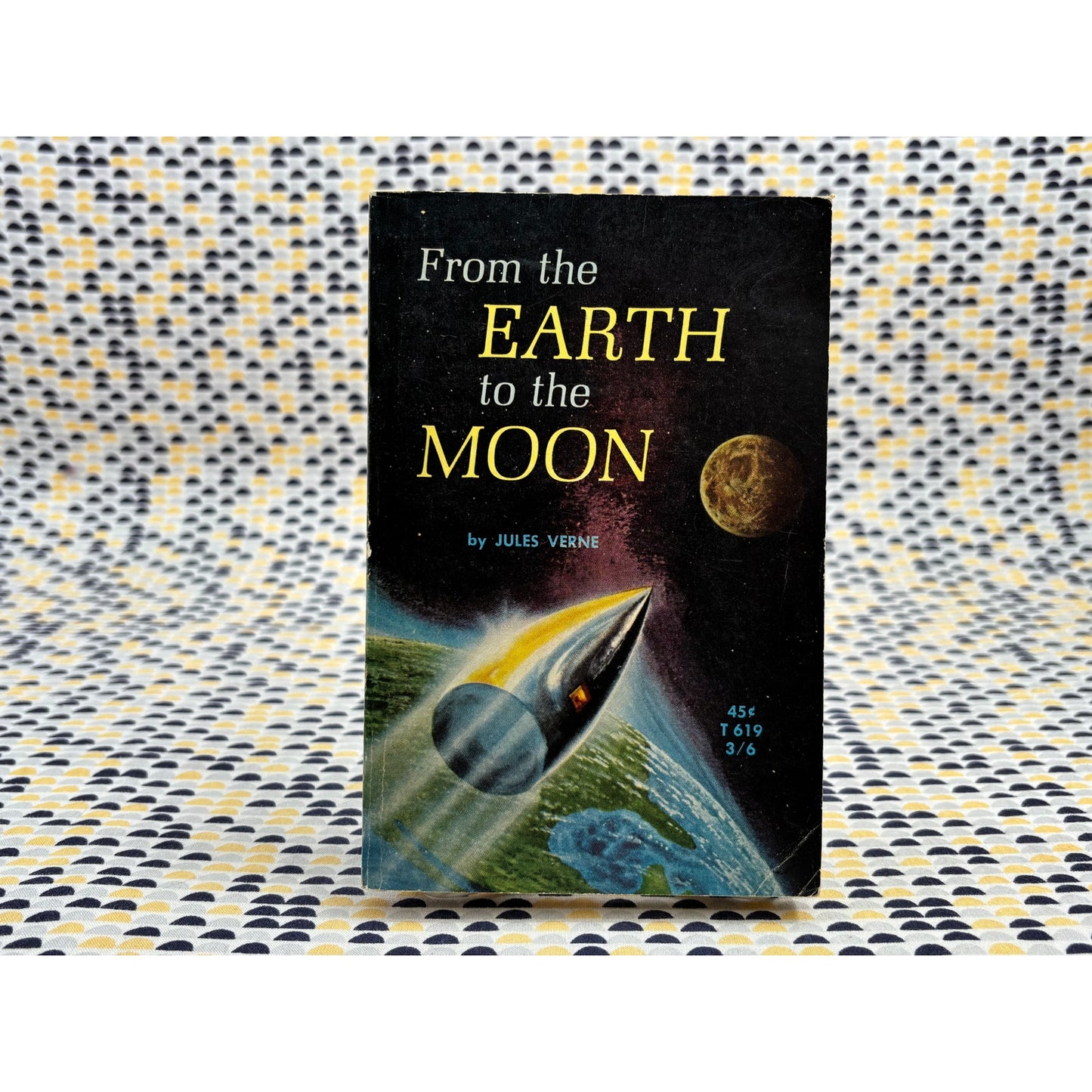 From the Earth to the Moon - Jules Verne - Scholastic Book Services - Paperback