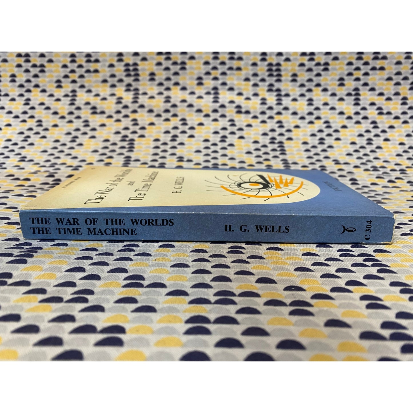 The War Of The Worlds And The Time Machine - H.G. Wells - Vintage Paperback Book - Dolphin/Doubleday & Company Edition