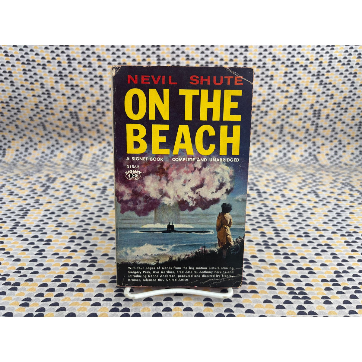 On the Beach - Nevil Shute - Signet D1562 - Movie tie-in - Vintage Paperbacks