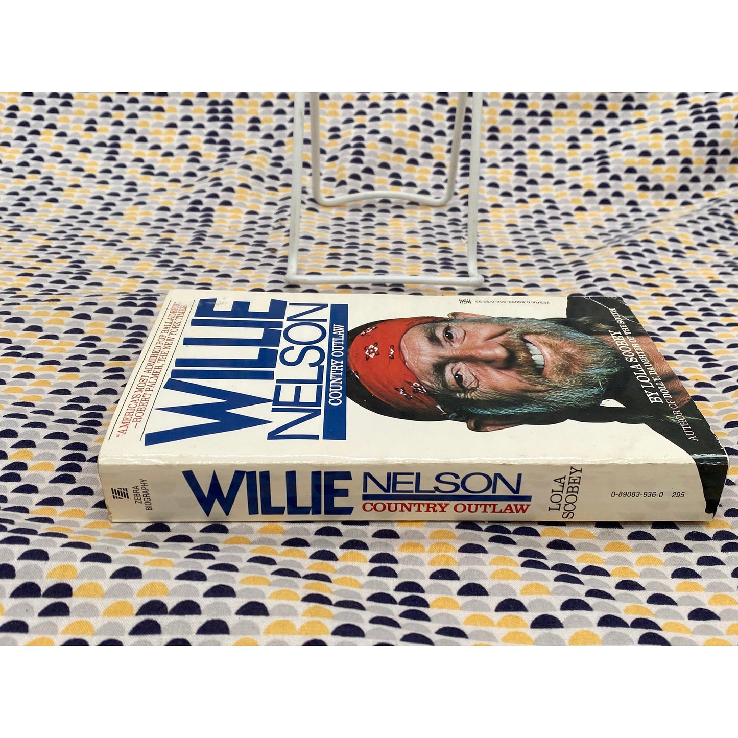 Willie Nelson - Country Outlaw - Lola Scobey - Zebra Biography Edition