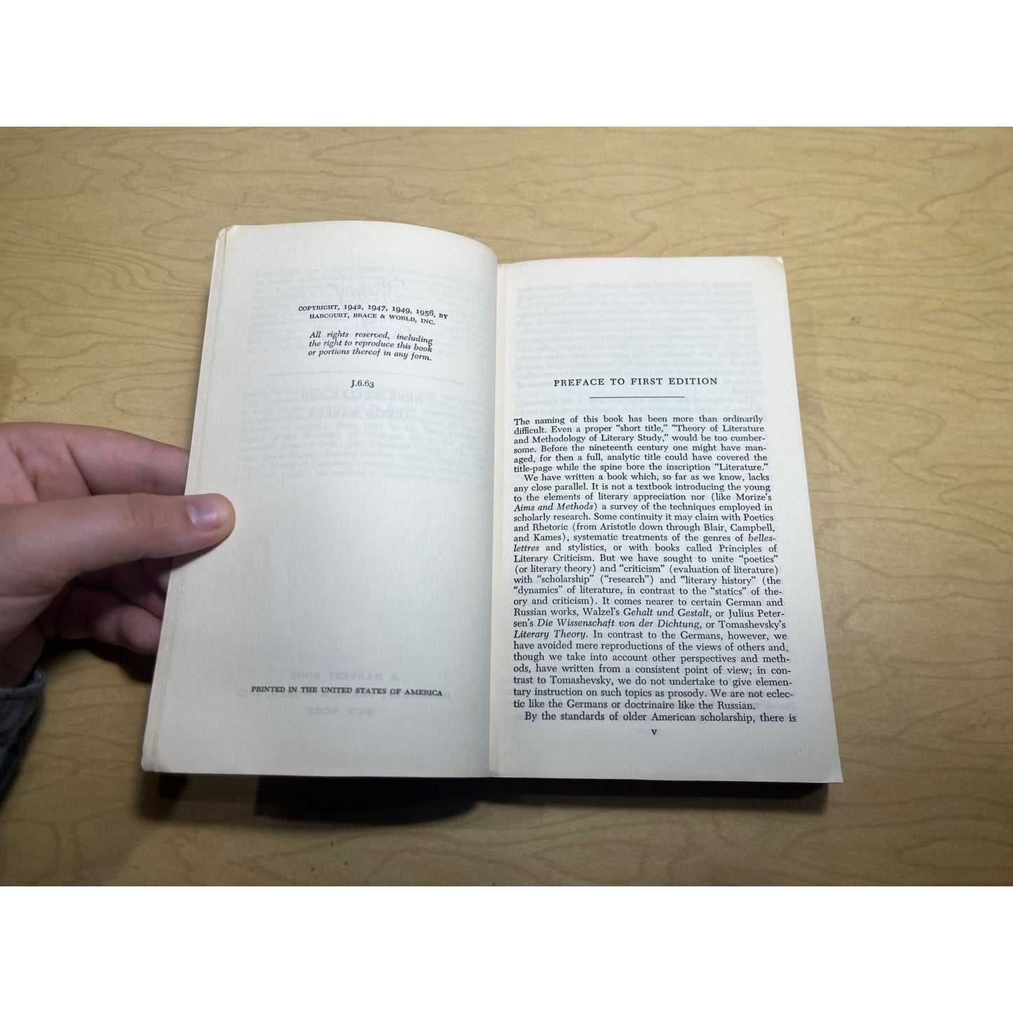 Theory of Literature - Rene Wellek & Austin Warren - Harvest Books - Paperback