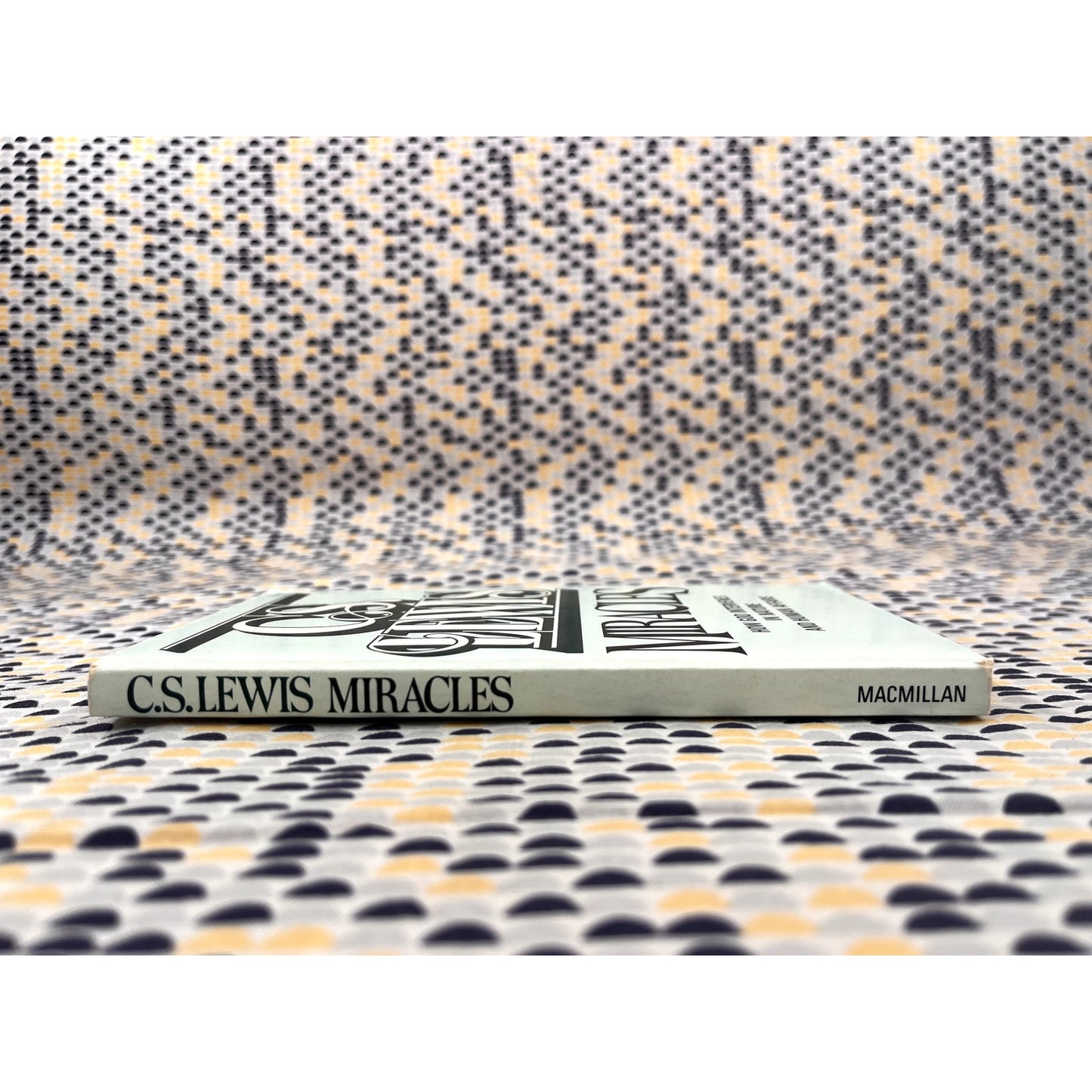 Miracles - C. S. Lewis - MacMillian Books - Paperback