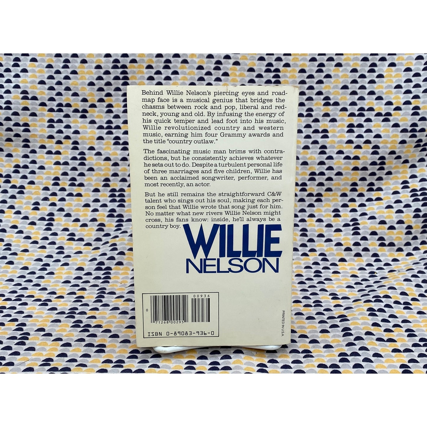 Willie Nelson - Country Outlaw - Lola Scobey - Zebra Biography Edition