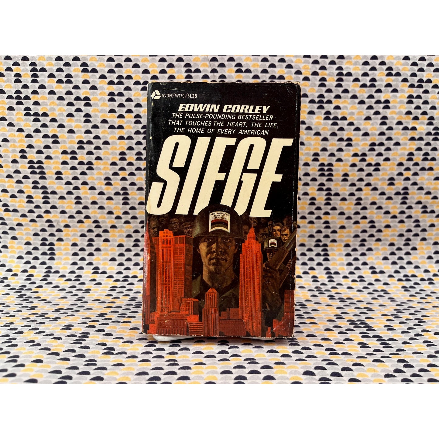 Siege - Edwin Corley - Avon Books - Paperback