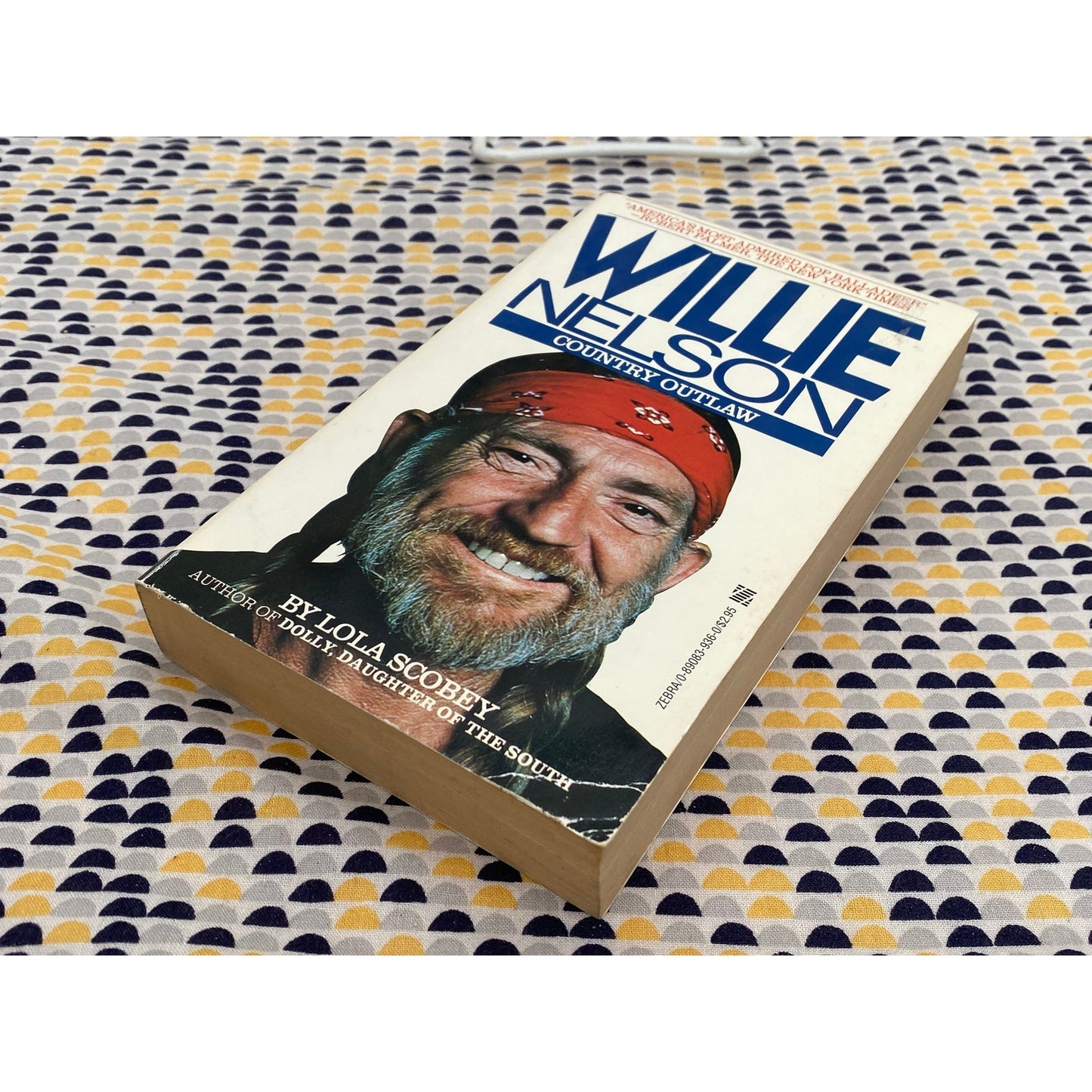 Willie Nelson - Country Outlaw - Lola Scobey - Zebra Biography Edition