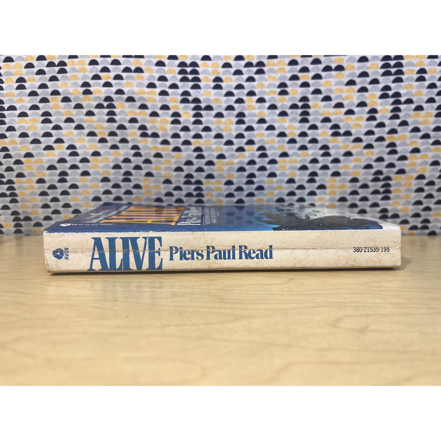 Alive - Piers Paul Read - The Story of the Andes Survivors - Vintage Paperback Book - Avon Edition