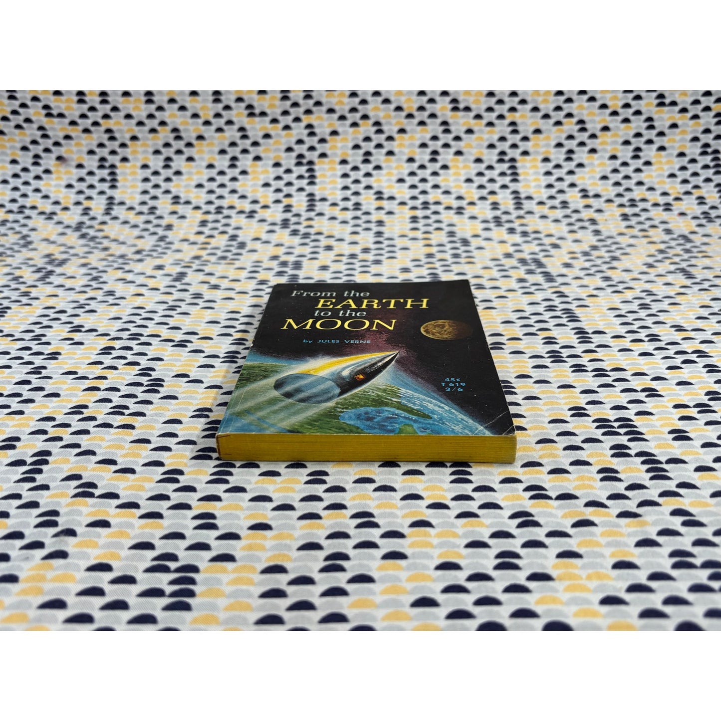 From the Earth to the Moon - Jules Verne - Scholastic Book Services - Paperback