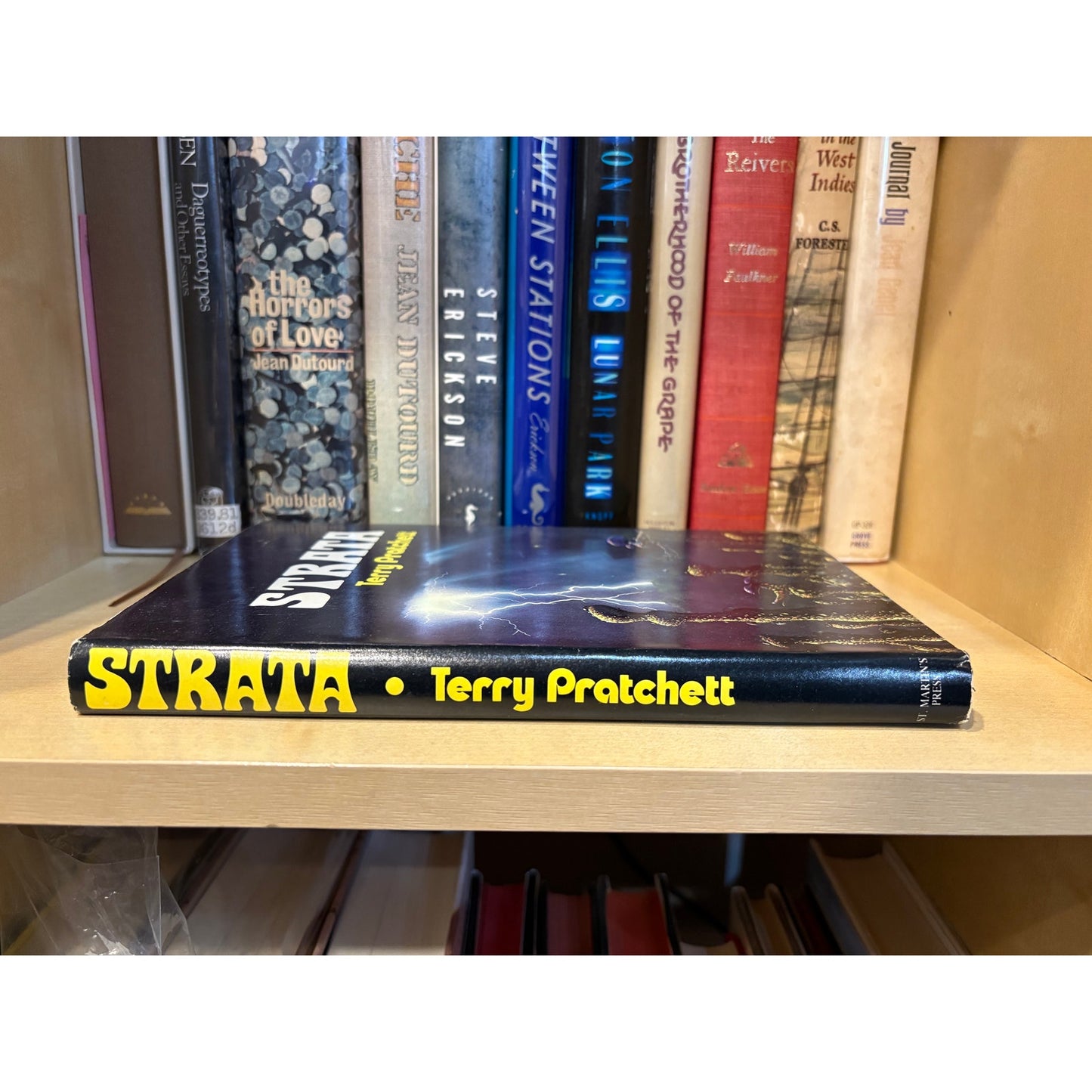 Strata - Terry Pratchett - St Martins Press - Hardcover - Club Edition