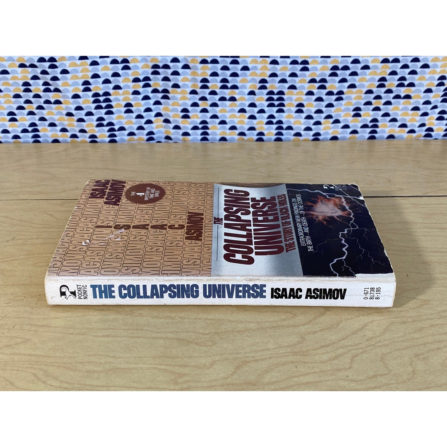 The Collapsing Universe - The Story of Black Holes - Isaac Asimov - Vintage Paperback Book