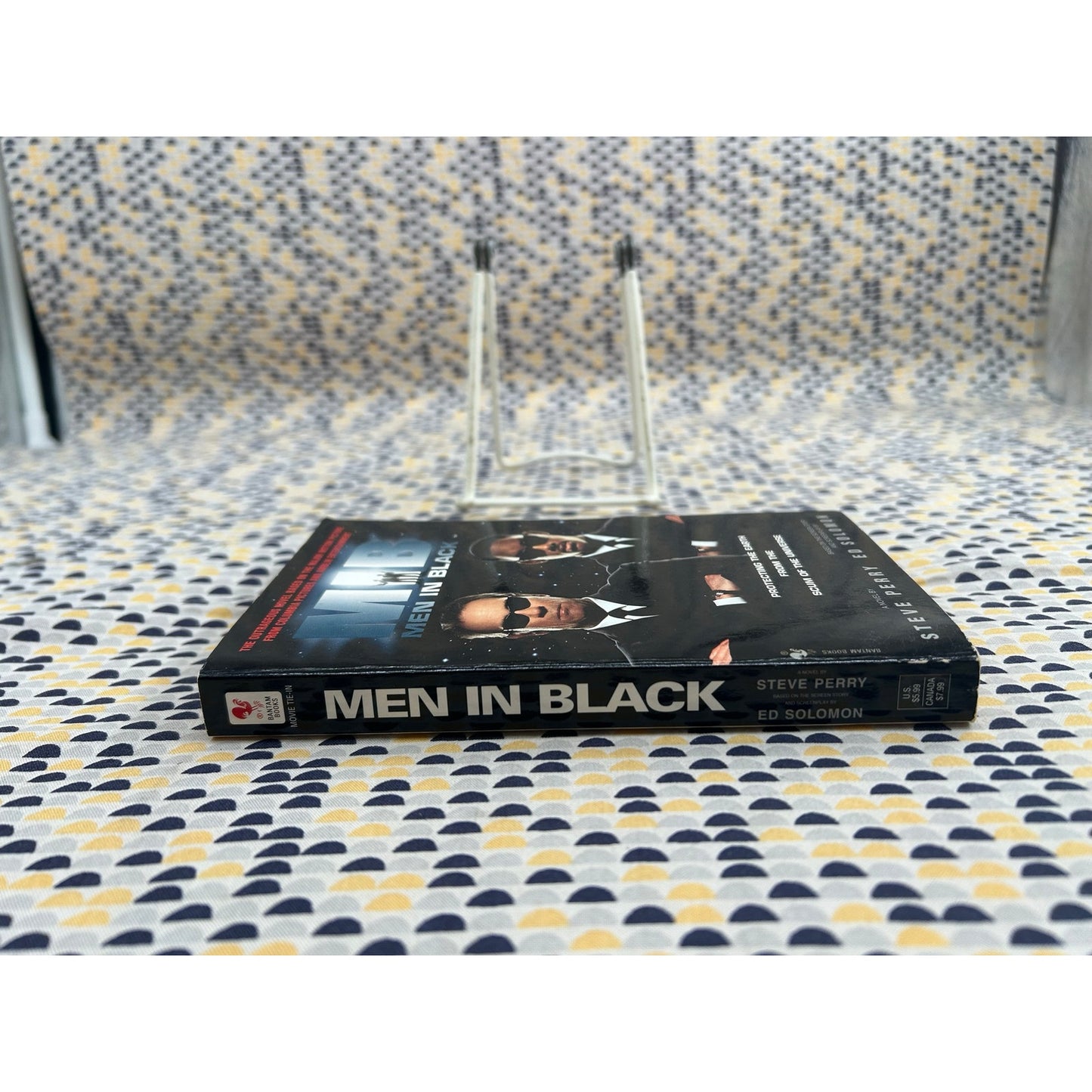 Men In Black - MIB - Steve Perry - Movie Tie-In Edition - Vintage Paperback Book - Bantam Books Edition