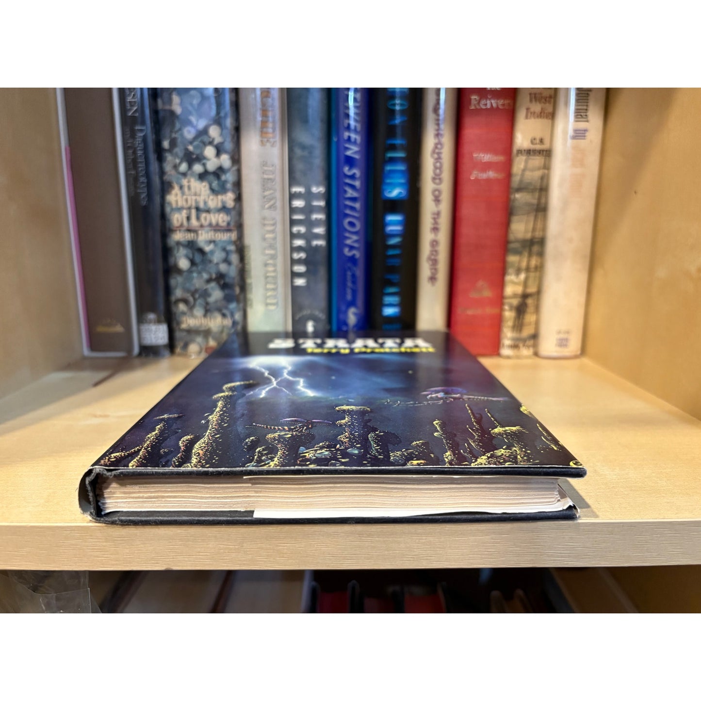 Strata - Terry Pratchett - St Martins Press - Hardcover - Club Edition
