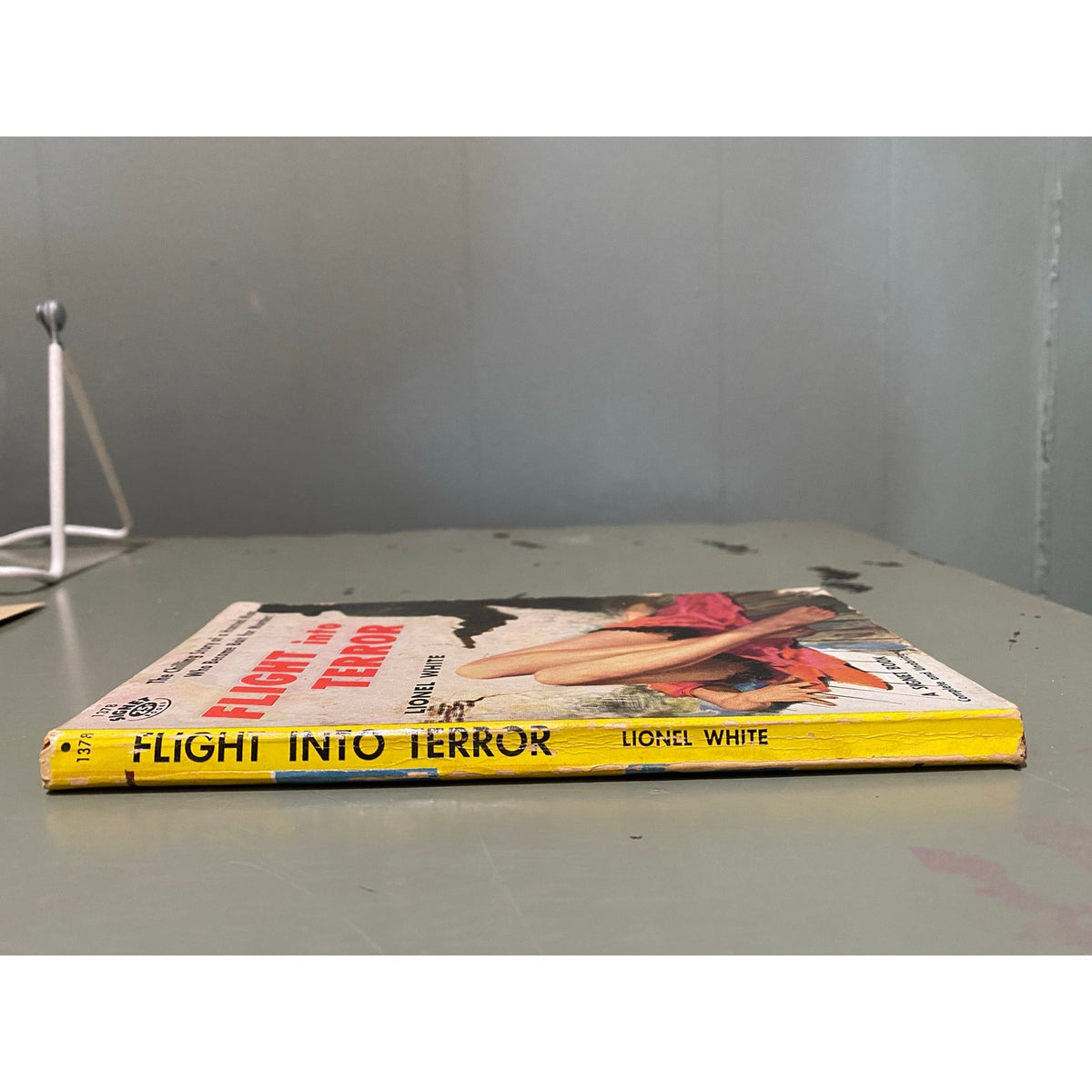 Flight into Terror - Lionel WHite - Signet 1378 - Sleaze - Vintage Paperbacks