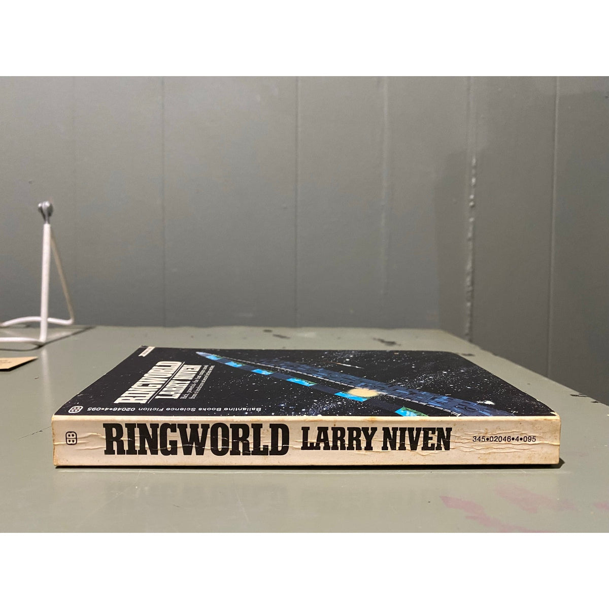 Ringworld - Larry Niven- first edition - Ballantine Books - Dean Ellis cover