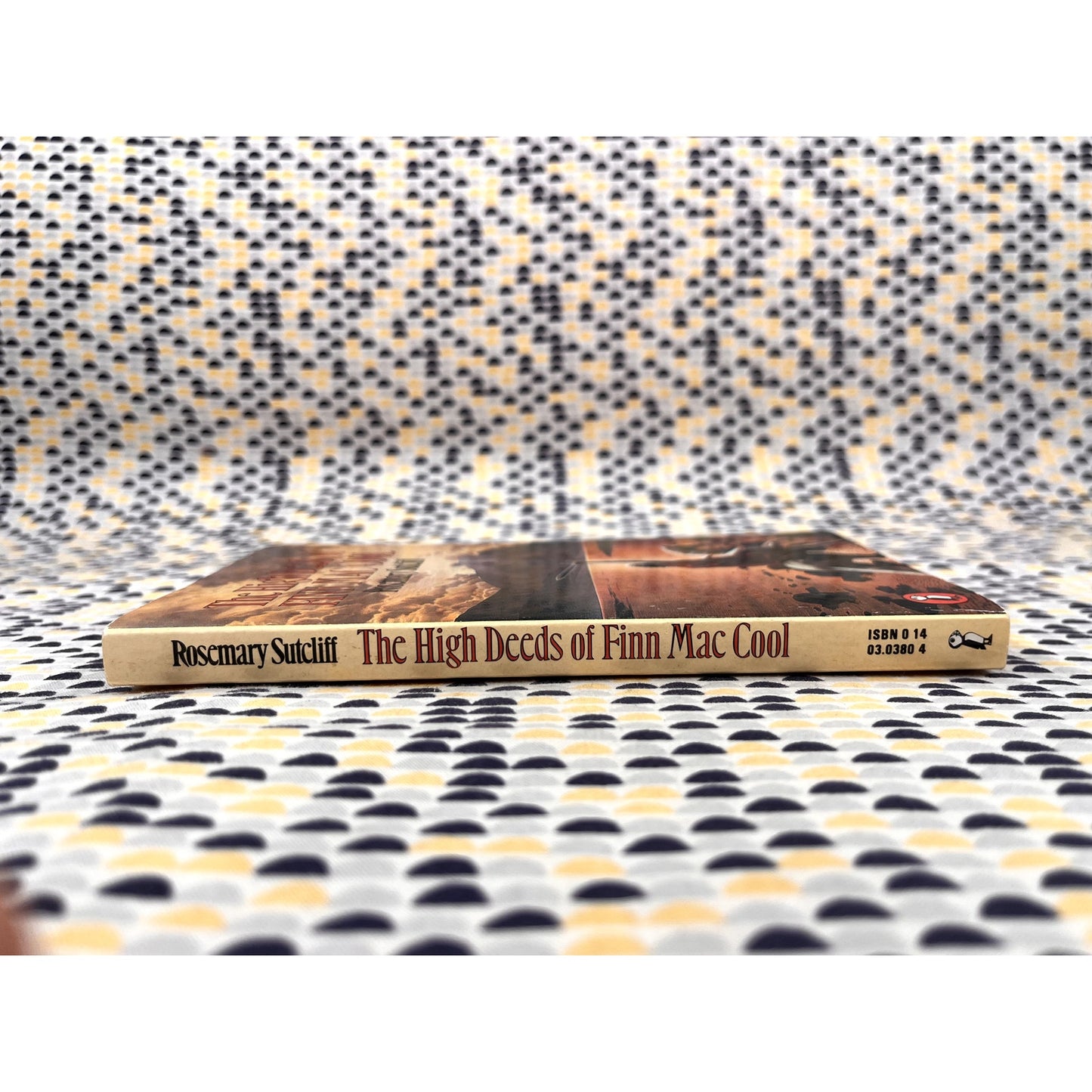 The High Deeds of Finn Mac Cool - Rosemary Sutcliff - Pelican Books - Paperback