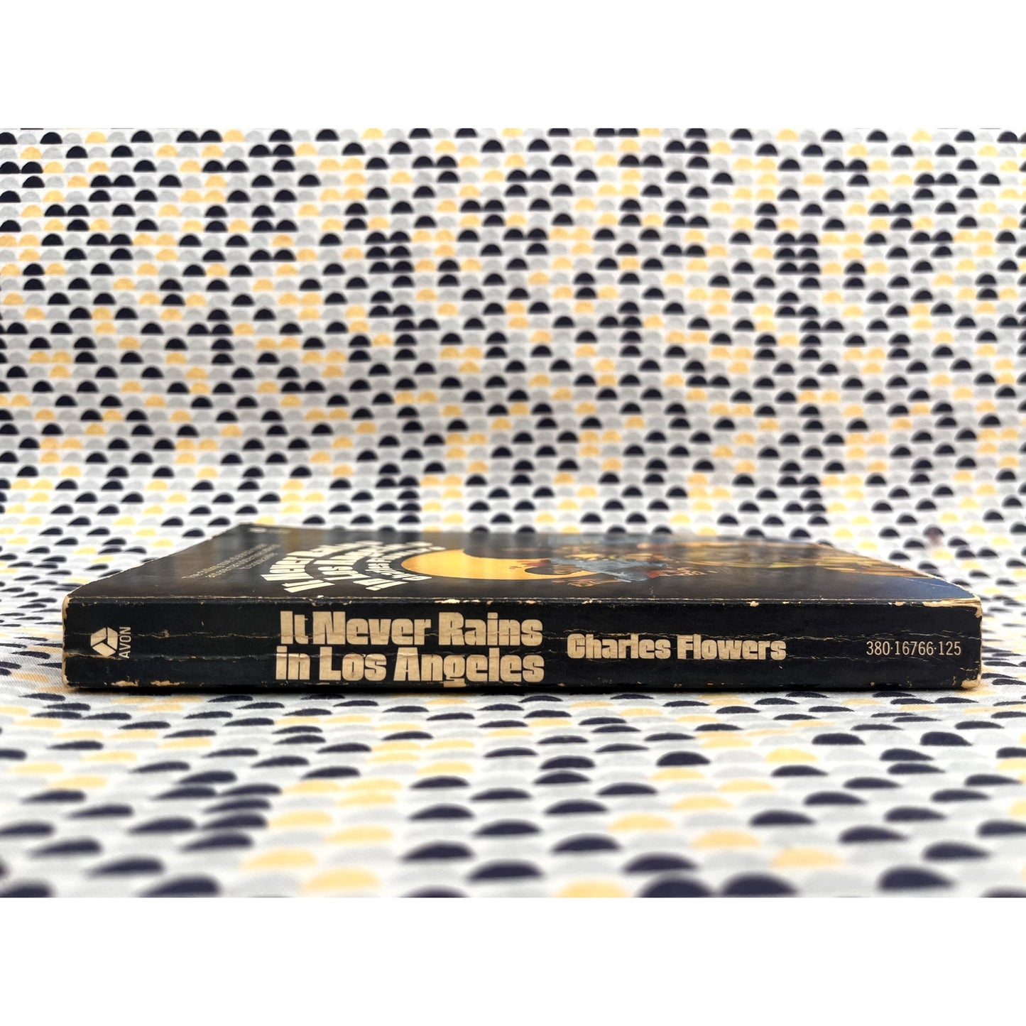 It Never Rains in Los Angeles-  Charles Flowers. - Avon Books - Paperback