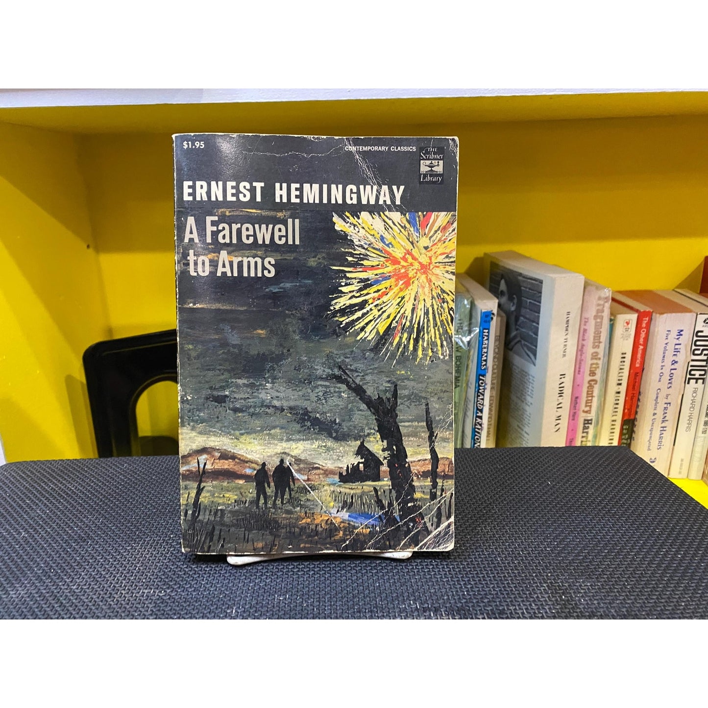 A Farewell to Arms - Ernest Hemingway - Vintage Paperback Book - Scribner Edition