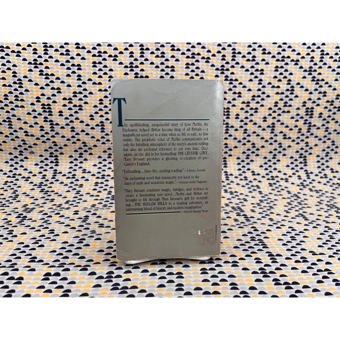 The Hollow Hills - Mary Stewart - Fawcett Crest - Paperback