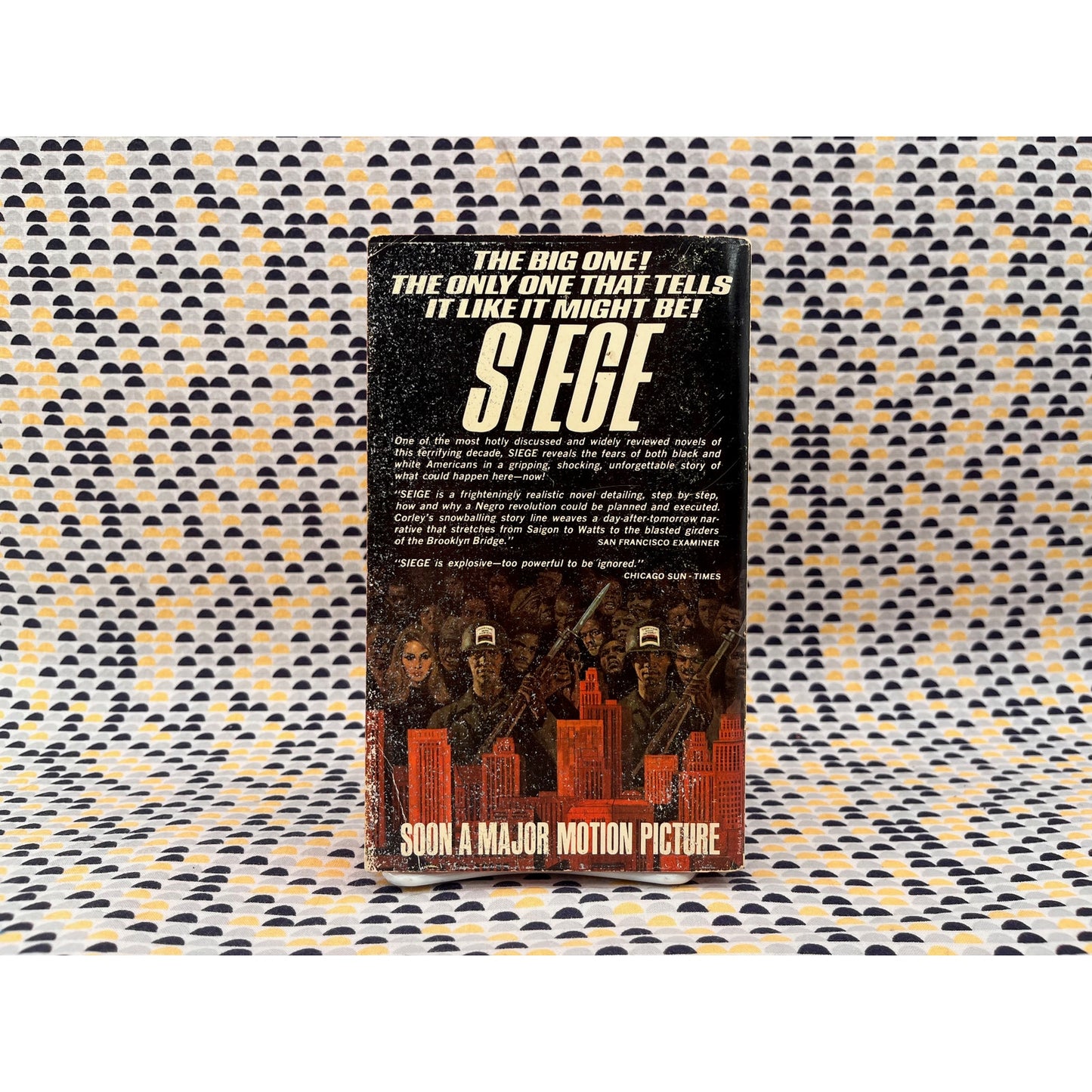 Siege - Edwin Corley - Avon Books - Paperback