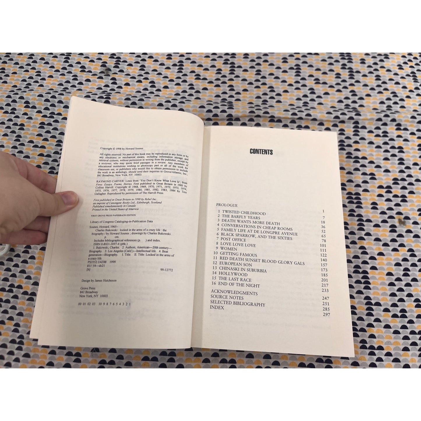 Locked in the Arms of a Crazy Life, Charles Bukowski - Howard Sounes - Grove Press - Paperback