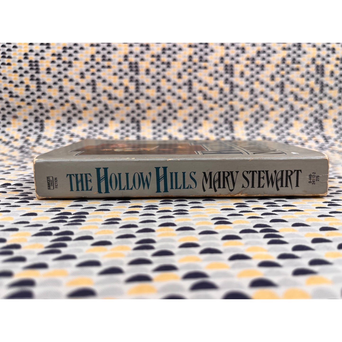 The Hollow Hills - Mary Stewart - Fawcett Crest - Paperback