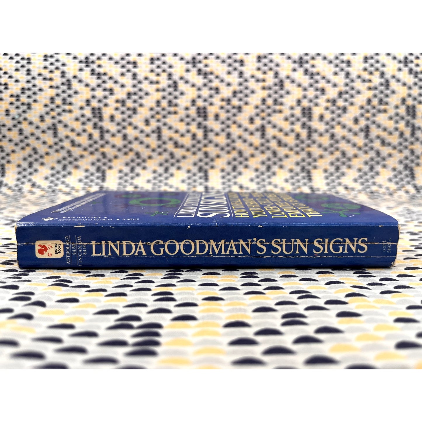 Linda Goodman's Sun Signs - Linda Goodman - Vintage Paperback Book - Taplinger Publishing Co., Inc. Edition